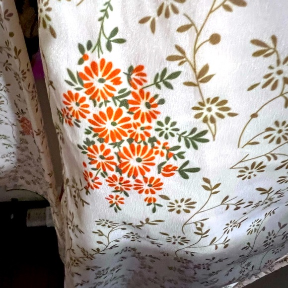 This a cute romper for new year. It’s like new - Picture 4 of 4